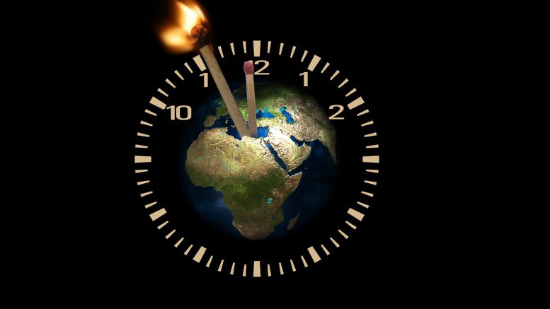 zegar z płonącą Ziemią
