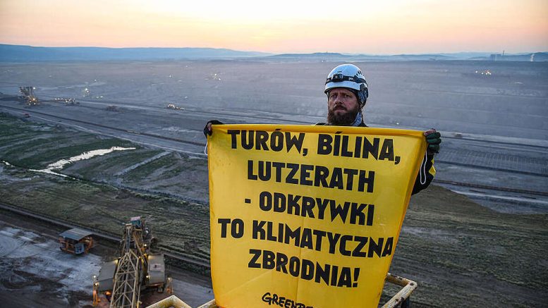 Paweł – aktywista Greenpeace Polska, podczas protestu w czeskiej kopalni Bilina
