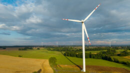 Tak wygrali na wiatrakach. Kiedyś strach, dziś drogi, szkoły i 8 mln rocznie